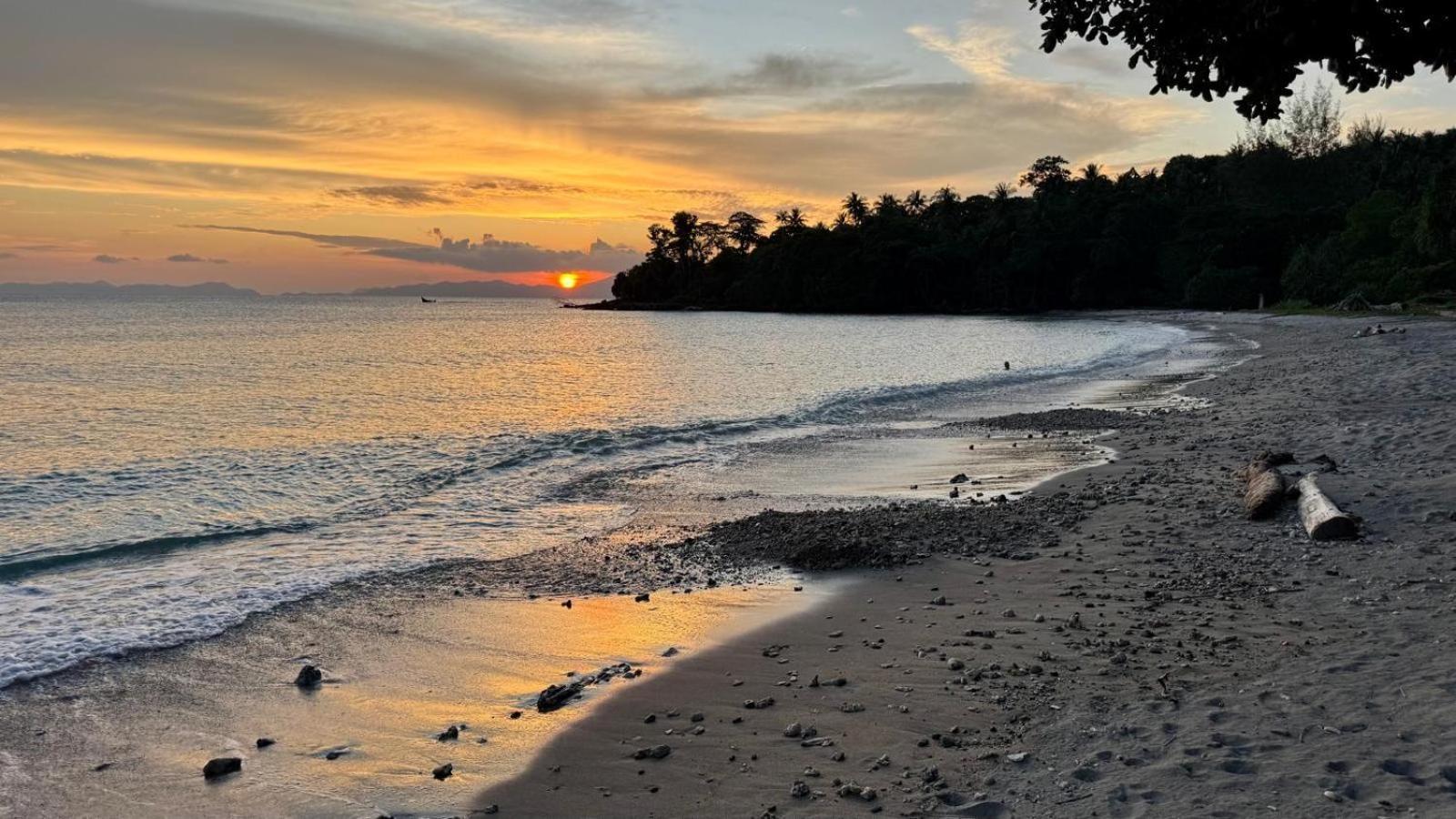 Sunset Beach Resort Weh Сабанг Экстерьер фото
